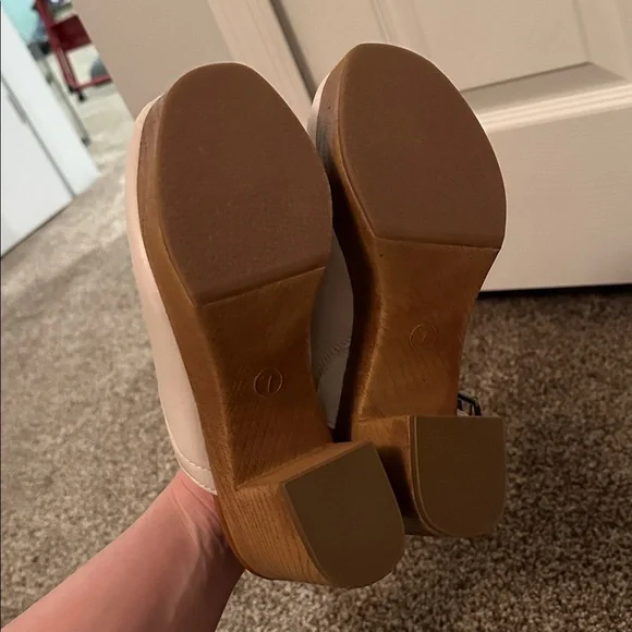 Universal Thread Clogs - Picture 6 of 7